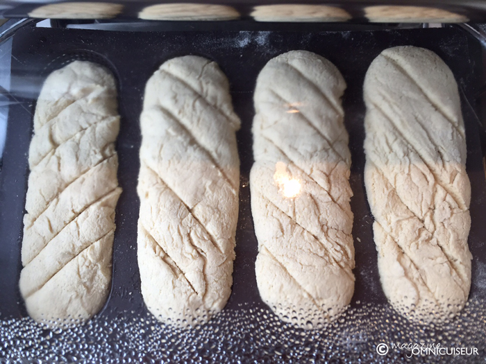 Les baguettes en cours de cuisson.