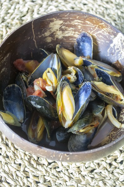 Des moules à la tomate et au vin